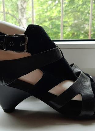 Стильные кожаные босоножки footglove