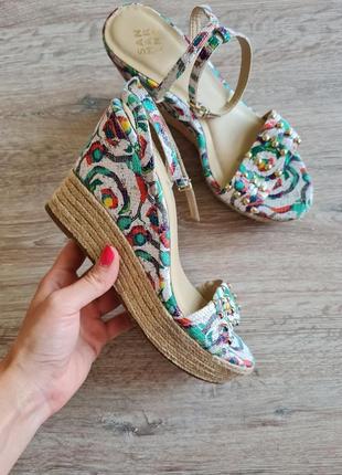Шкіряні кольорові босоніжки на плетеній танкетці san marina