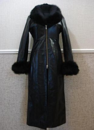 Нове нглийское кожаное пальто с меховым воротником и манжетами