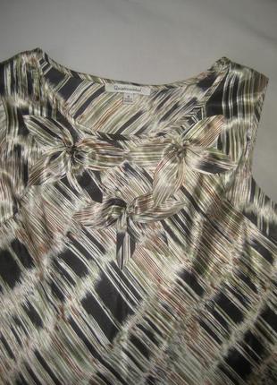 Очень красивая блуза с объемным декором3 фото