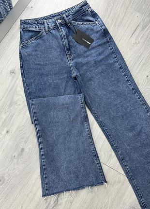 Джинсы клеш с необработанным низом