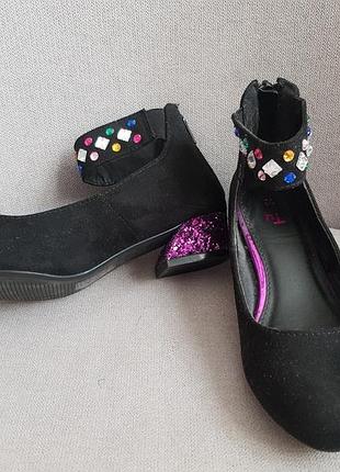 Чудові туфельки зі стразіками