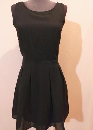 Маленьке чорне плаття з відкритою спинкою та пепепльотами 38