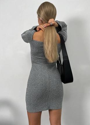 Облегающее мини платье из люрекса с длинными рукавами с акцентом на декольте8 фото