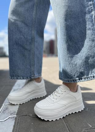 Кроссовки молочного цвета