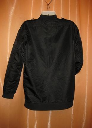 Классная модная куртка бомбер молодежная удлиненная с нашивками colloseum км1890 утеплена9 фото