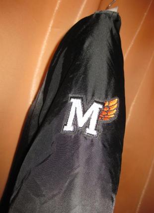 Класна модна куртка бомбер молодіжна подовжена з нашивками colloseum км1890 утеплена7 фото