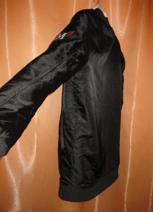 Классная модная куртка бомбер молодежная удлиненная с нашивками colloseum км1890 утеплена8 фото
