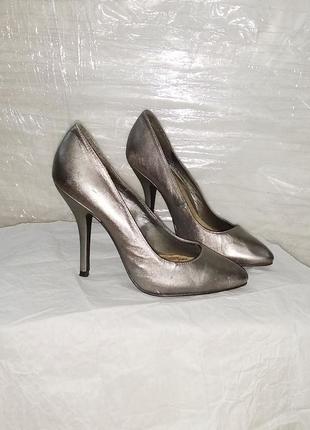 Шкіряні класичні човники туфлі срібні металеві святкові вечірні високий каблук брендові зручні