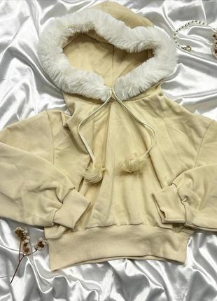 Худи с мехом и помпонами