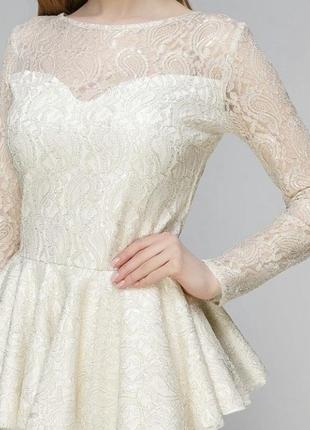 Молочна довга вечірня сукня з воланом та золотим мереживом