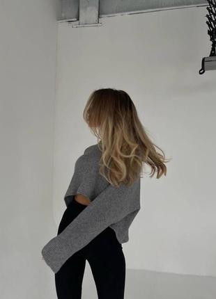 Укороченный свитер свободного кроя,
удлиненный рукав ;2 фото