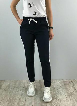 Брюки с лампасами спортивного стиля