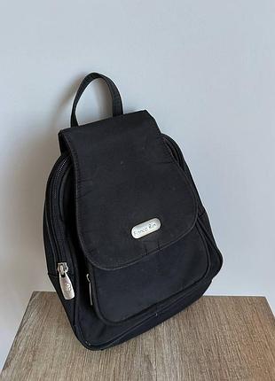 Маленький чорний рюкзачок