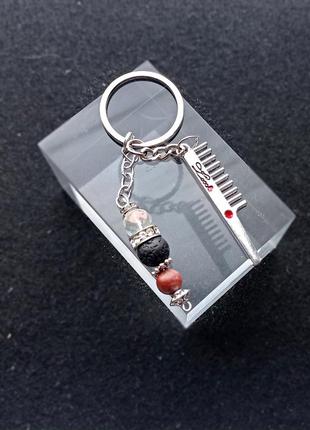 Оригинальный подарок парикмахеру. брелок-оберег с натуральными камнями.