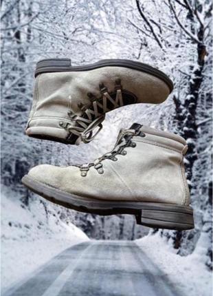 Зимние замшевые ботинки на меху бежевые