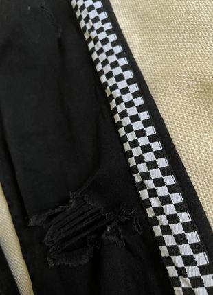 Джинси чорного кольору із вставками скіні чорно-білими з ефектом подраних штанів5 фото