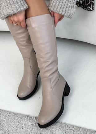 Жіночі зимові бежеві чоботи з натуральної шкіри на стійкому підборі.
