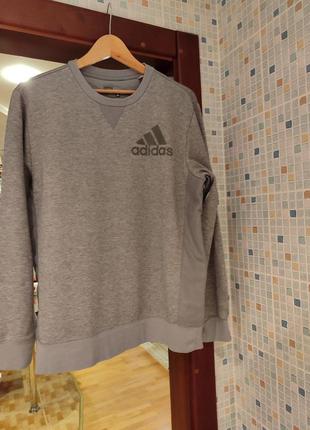 Свитшот adidas.