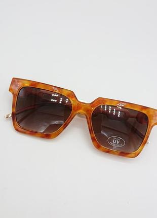 Женские солнцезащитные очки в идеальном состоянии