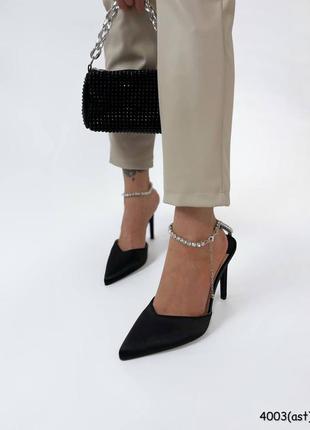 Туфли черные атласные с цепочкой из камешков