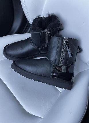 Угги угги уггинс ugg zip mini black leather lacquer 2 zip1 фото