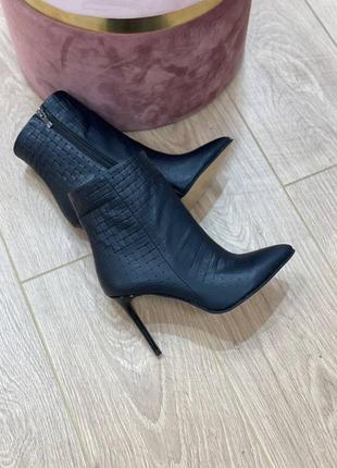 Класичні чорні шкіряні ботильони на шпильці колір на вибір