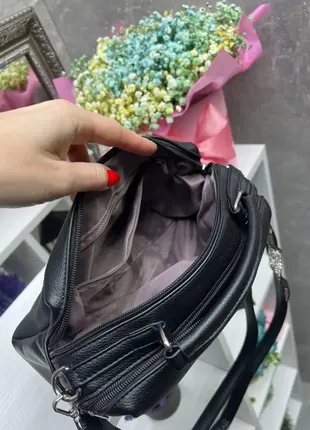 Черная — два отделения на молнии – стильная и элегантная мягкая сумочка с украшением6 фото