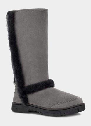 Женские высокие зимние сапоги ugg серого цвета.