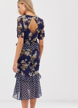 Платье миди hope & ivy с контрастным цветочным принтом и оборкой в ​​горошек2 фото