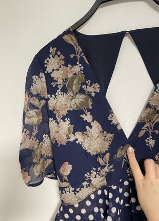 Платье миди hope & ivy с контрастным цветочным принтом и оборкой в ​​горошек8 фото