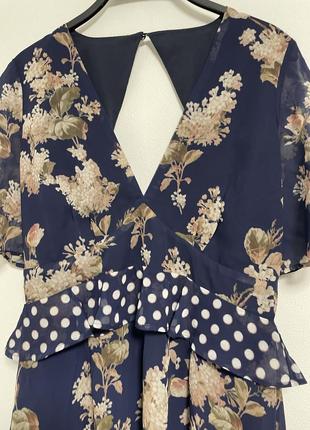 Платье миди hope & ivy с контрастным цветочным принтом и оборкой в ​​горошек10 фото