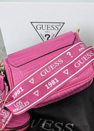 Жіноча сумка кроссбоди рептилія guess через плече рожевий колір5 фото