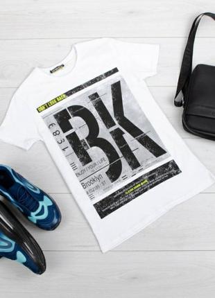 Стильная белая футболка мужская с рисунком принтом надписью