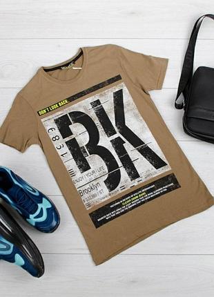 Стильна бежева футболка з малюнком принтом написом чоловіча