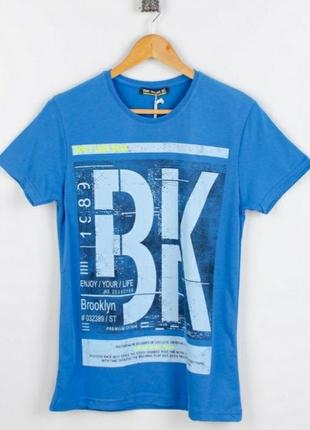 Стильная синяя голубая футболка с рисунком принтом надписью мужская4 фото