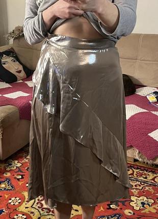 Блестящая серебряная юбка с рюшем и разрезом4 фото