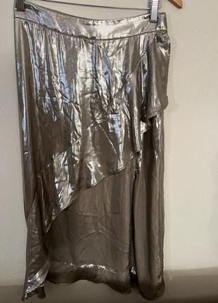 Блестящая серебряная юбка с рюшем и разрезом5 фото