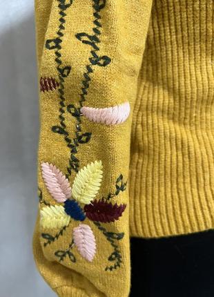 Зимовий светр під шию з вишитим рукавом3 фото
