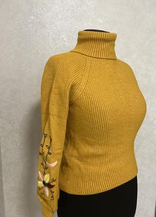 Зимовий светр під шию з вишитим рукавом4 фото