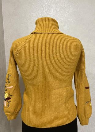 Зимовий светр під шию з вишитим рукавом5 фото