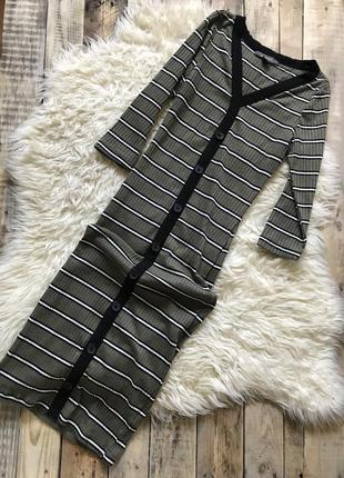 Актуальное платье в рубчик миди