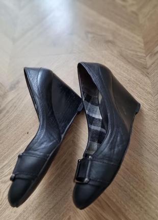 Кожаные туфли на танкетке nine west