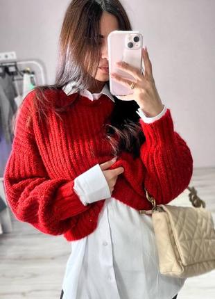 Червоний теплий светр