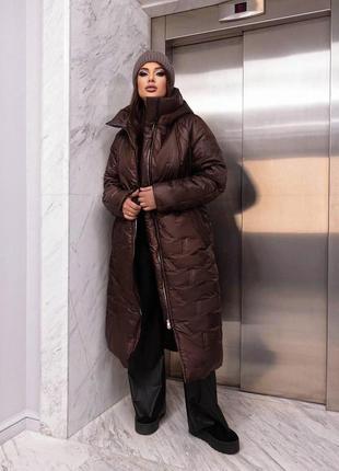 Женское зимнее стеганое длинное пальто с капюшоном на двусторонней молнии большие размеры 50-643 фото