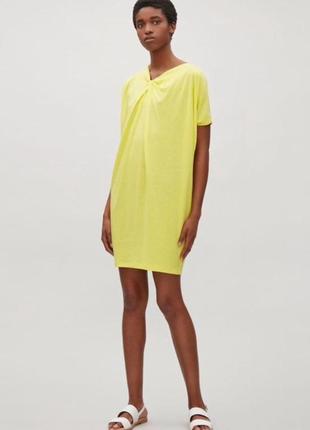 Ярко желтое платье