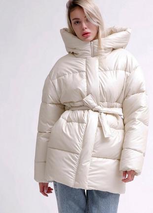 Жіноча  бежева актуальна молодіжна зимова куртка пуховик оверсайз на еко пусі1 фото