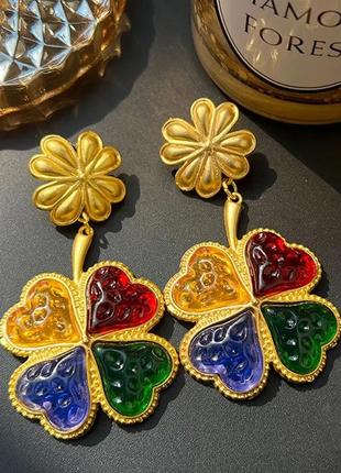 Королевские серьги в стиле лист клевера с гравировкой trifari, мальтийский крест, сердце, цветок, цветы, матовое золото1 фото