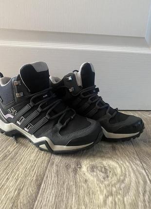 Жіночи зимові кросівки ботинки adidas terrex swift