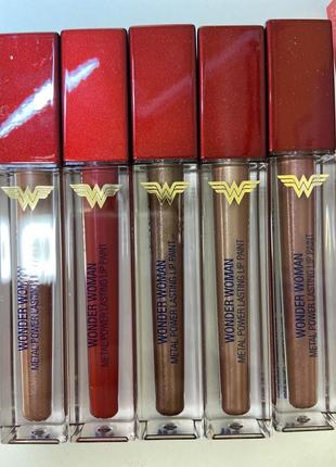 Помада с эффектом металлик kiko milano wonder woman metal power lasting lip paint оттенок 054 фото